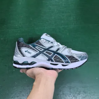 ASICS 白蓝网面和合成覆盖上层可见 GEL 缓震颗粒跑鞋