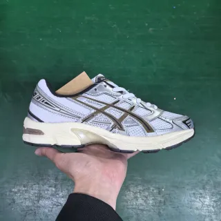 ASICS 白棕色网布和合成覆盖物上层 双密度奶油中底 生活方式运动鞋
