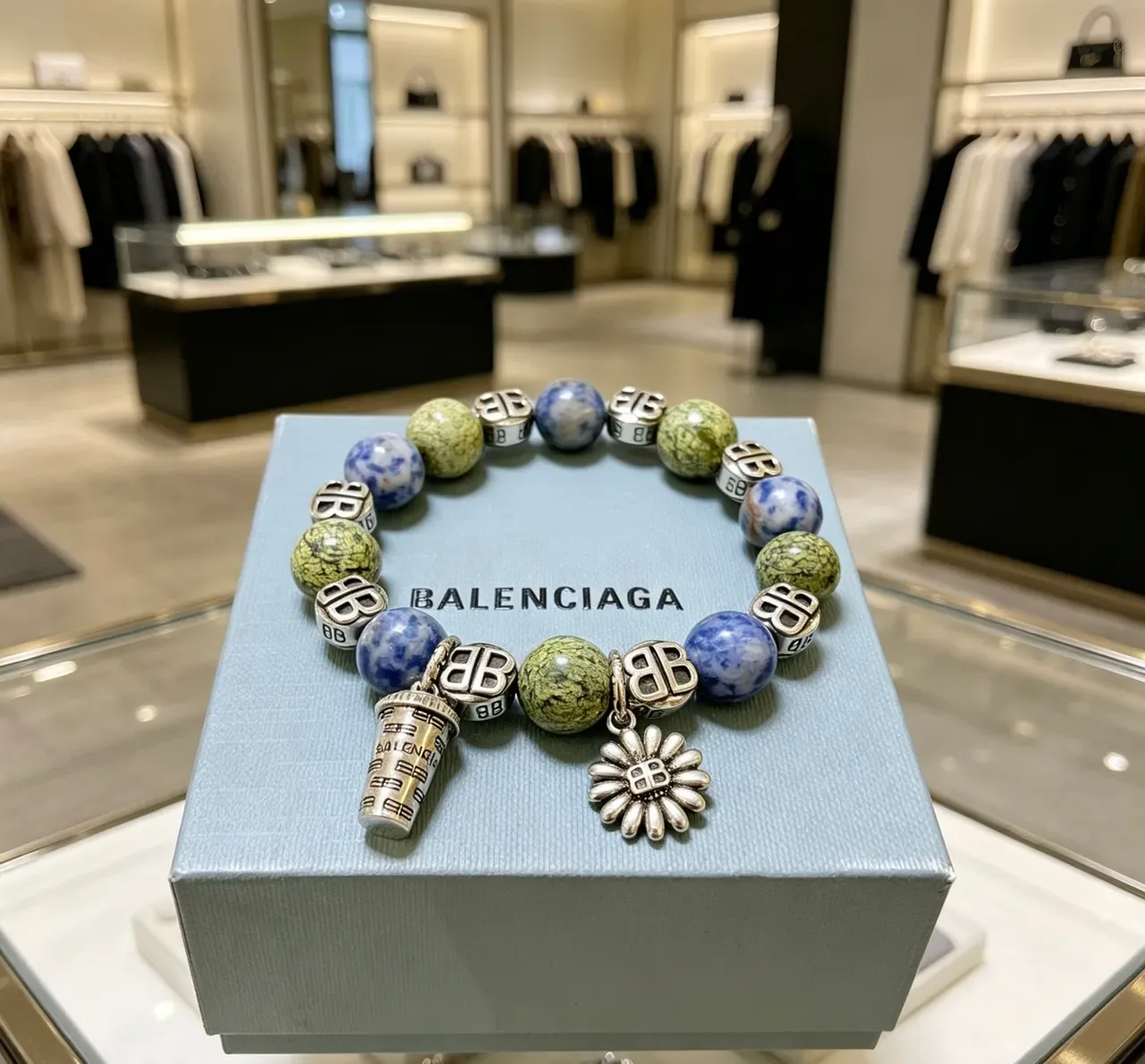 Balenciaga BB Monogram Pulseira com Contas e Charme 3
