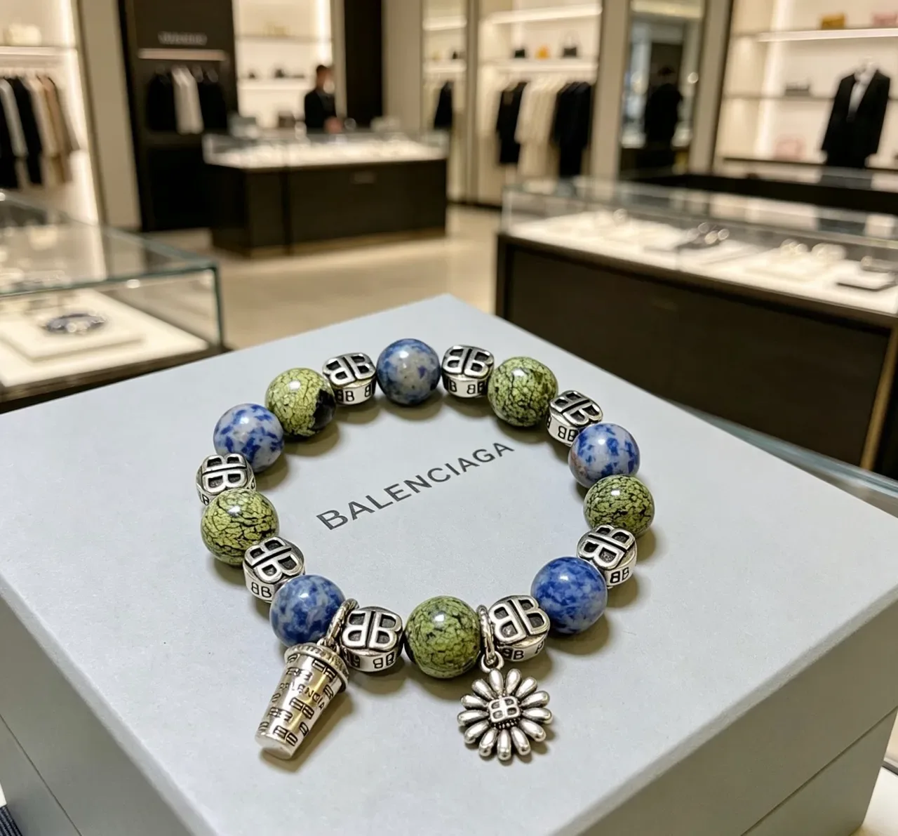 Balenciaga BB Monogram Pulseira com Contas e Charme 5