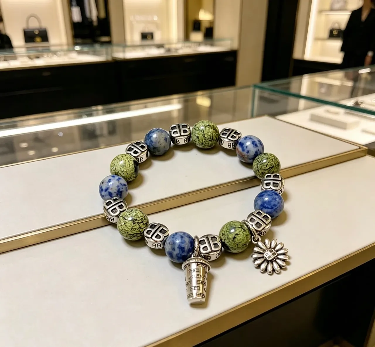 Balenciaga BB Monogram Pulseira com Contas e Charme 6