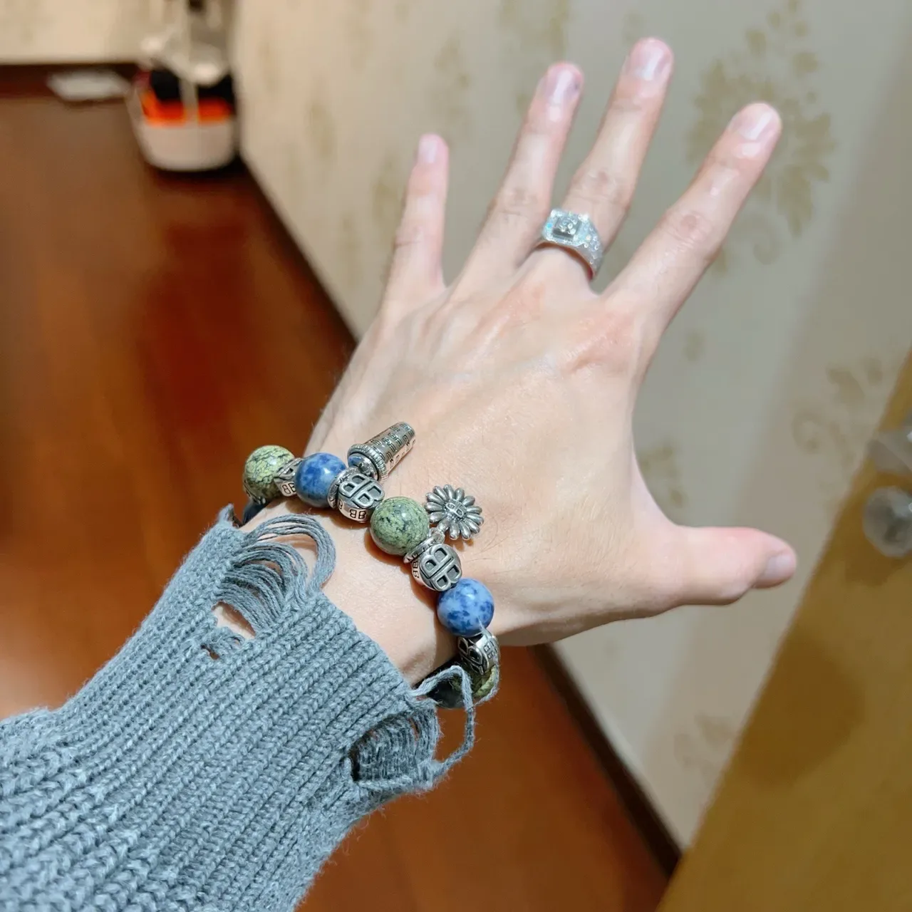 Balenciaga BB Monogram Pulseira com Contas e Charme 8