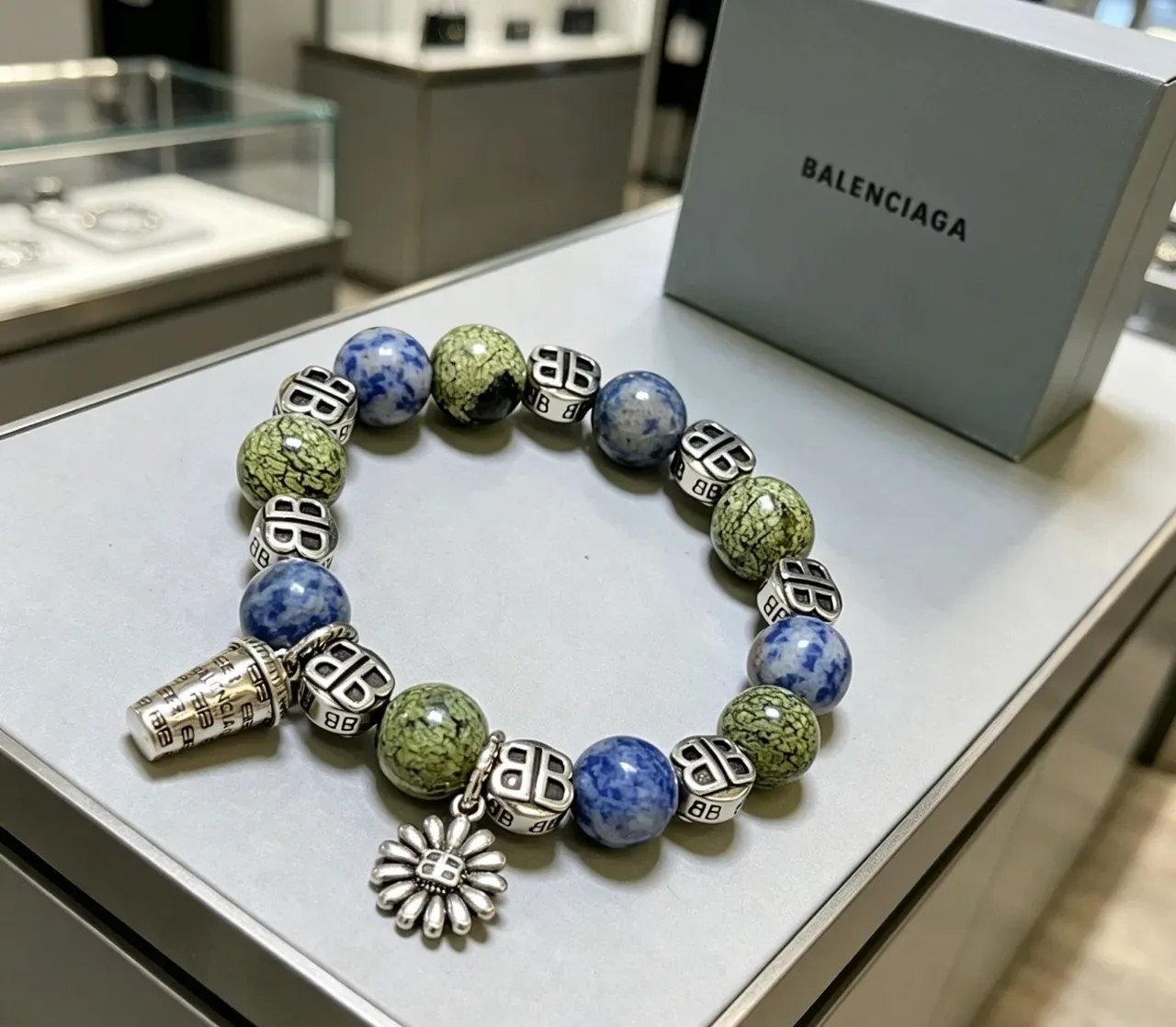 Balenciaga BB Monogram Pulseira com Contas e Charme 9