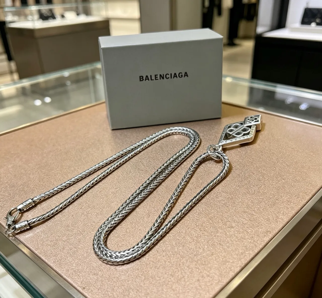 Balenciaga BB Monogram قلادة ماس معلقة 3