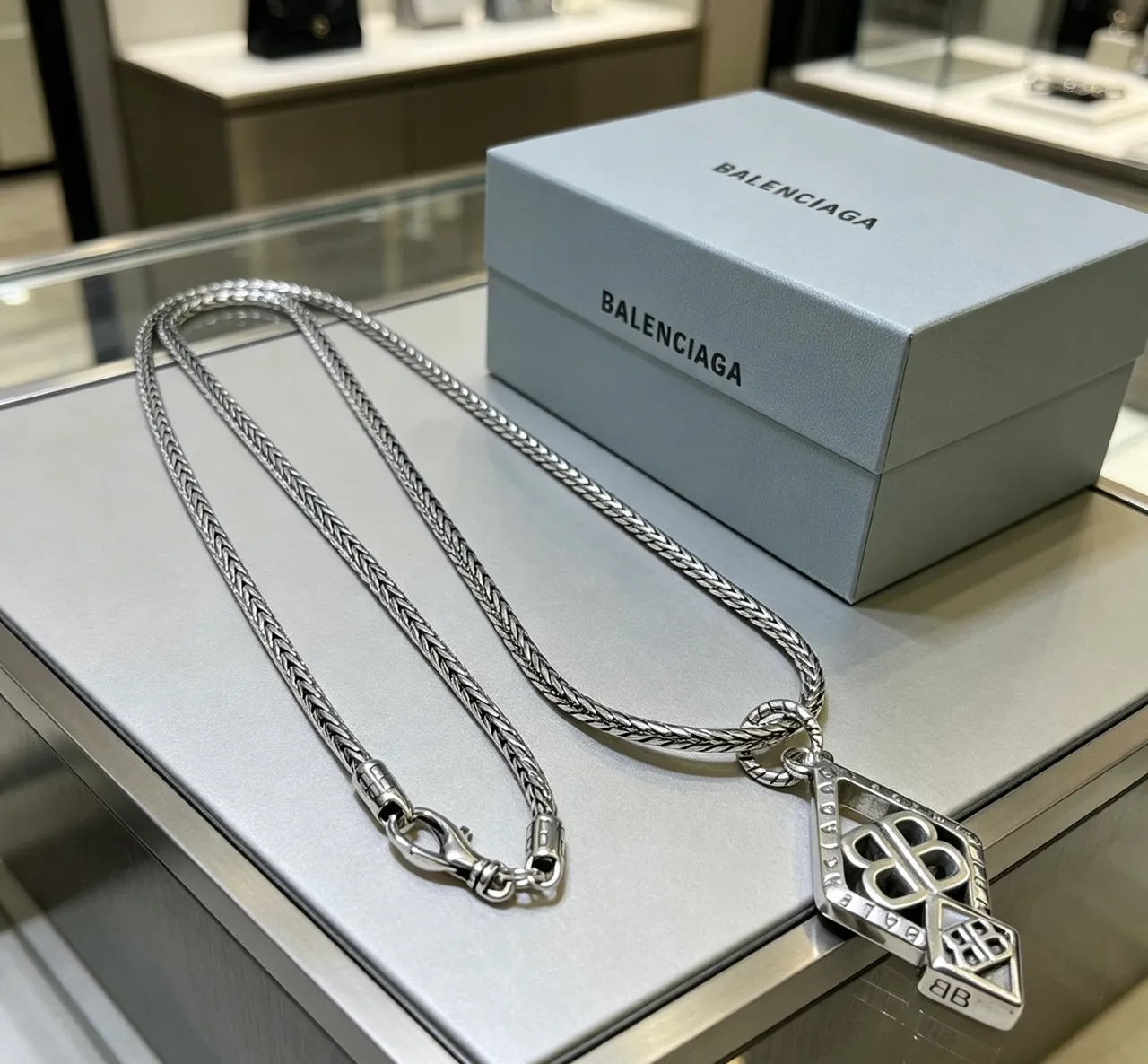 Balenciaga BB Monogram قلادة ماس معلقة 5