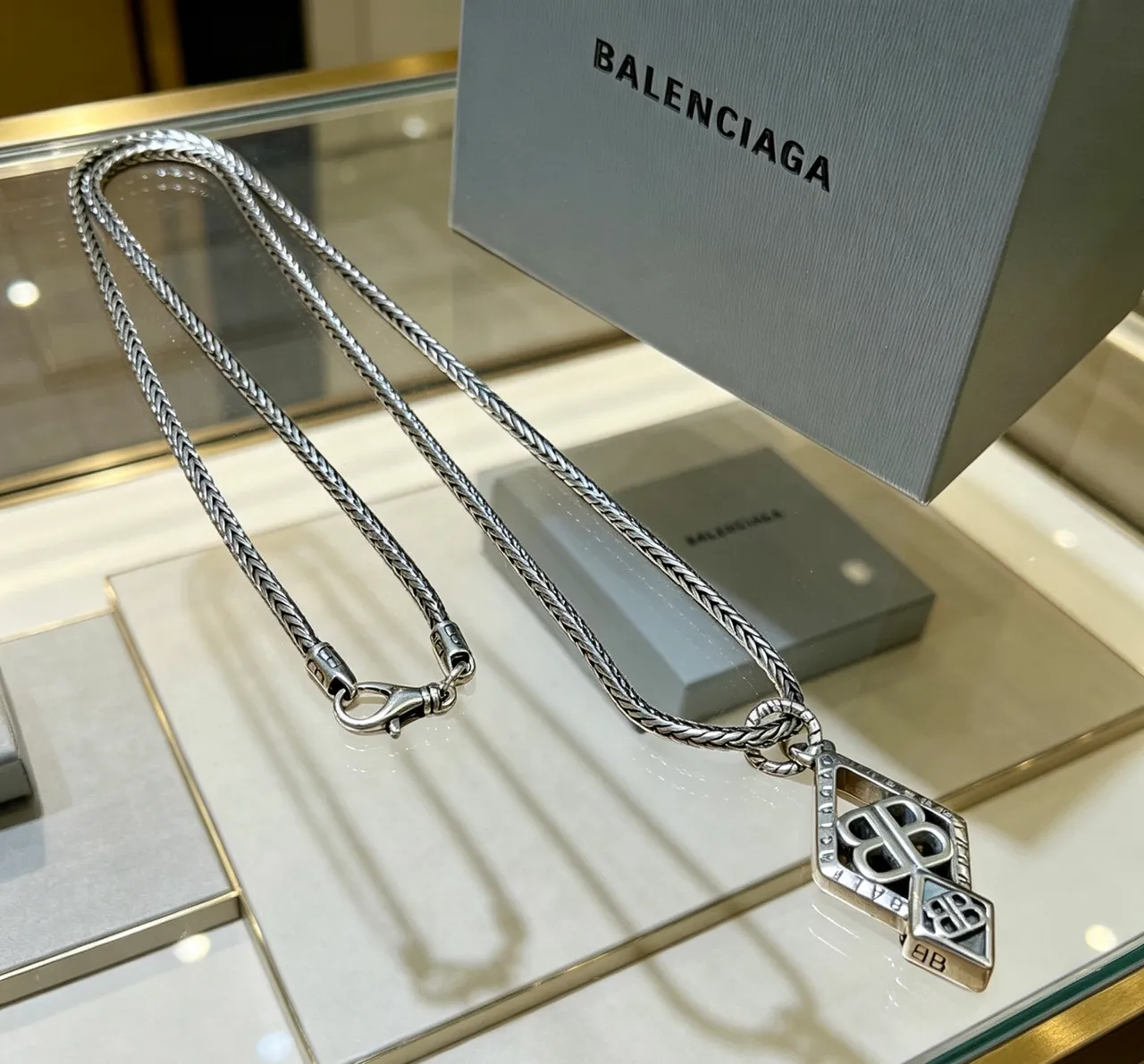 Balenciaga BB Monogram قلادة ماس معلقة 6