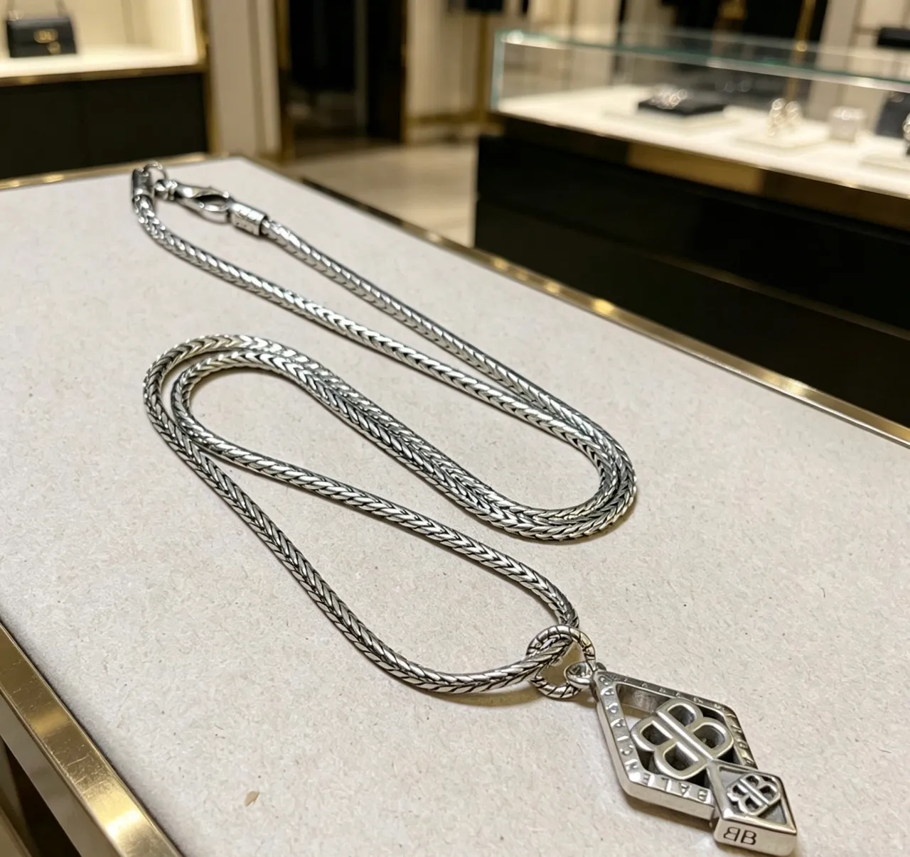 Balenciaga BB Monogram قلادة ماس معلقة 9