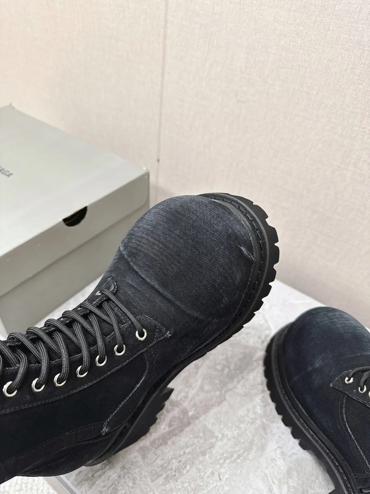 Balenciaga Botas Martin Pretas com sola chunky lug sole e parte superior texturizada canvas 3
