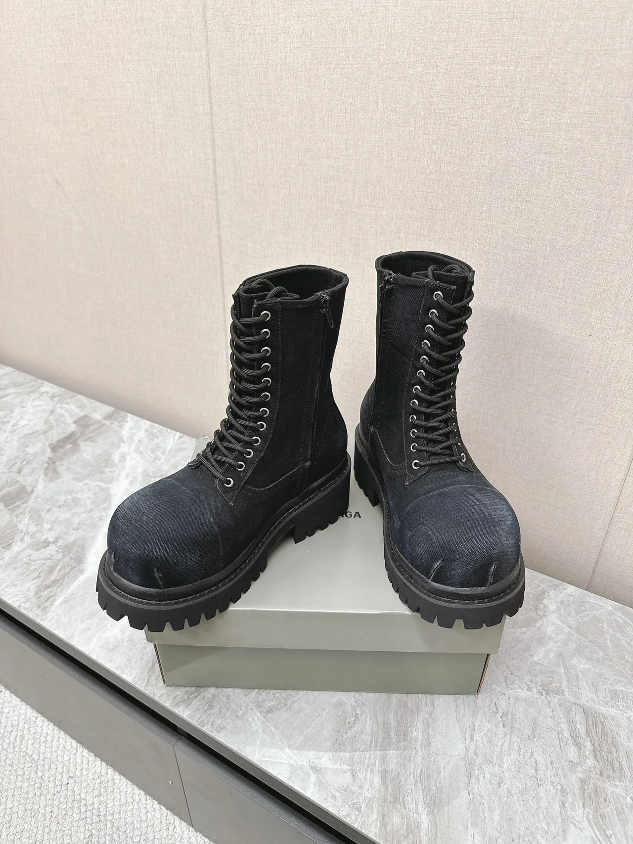 Balenciaga Botas Martin Pretas com sola chunky lug sole e parte superior texturizada canvas 4