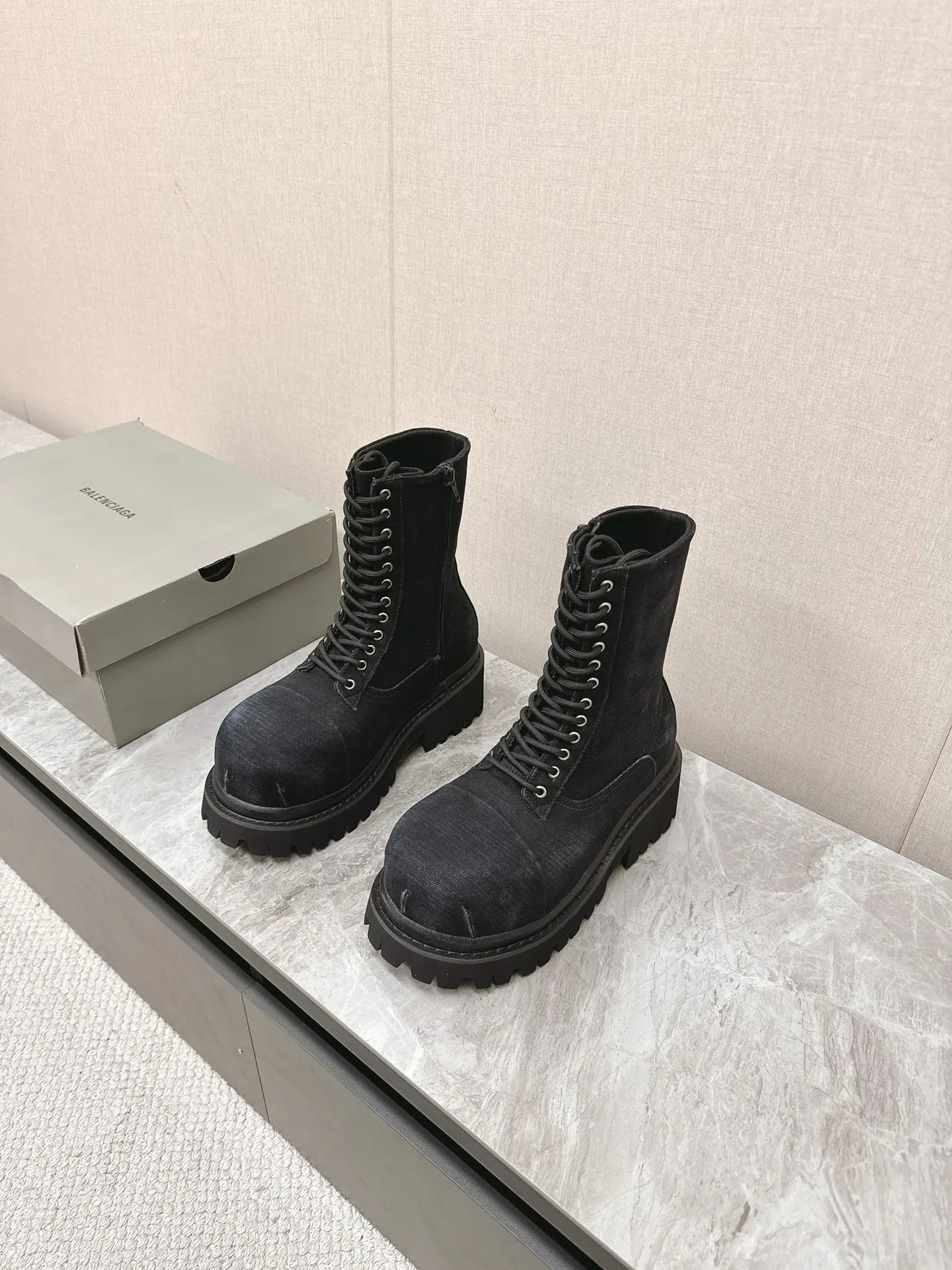 Balenciaga Botas Martin Pretas com sola chunky lug sole e parte superior texturizada canvas 5