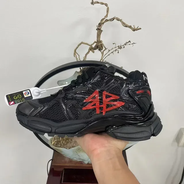 Balenciaga काले लाल सोल डिकंस्ट्रक्टेड मेश अपर चंकी स्नीकर 8