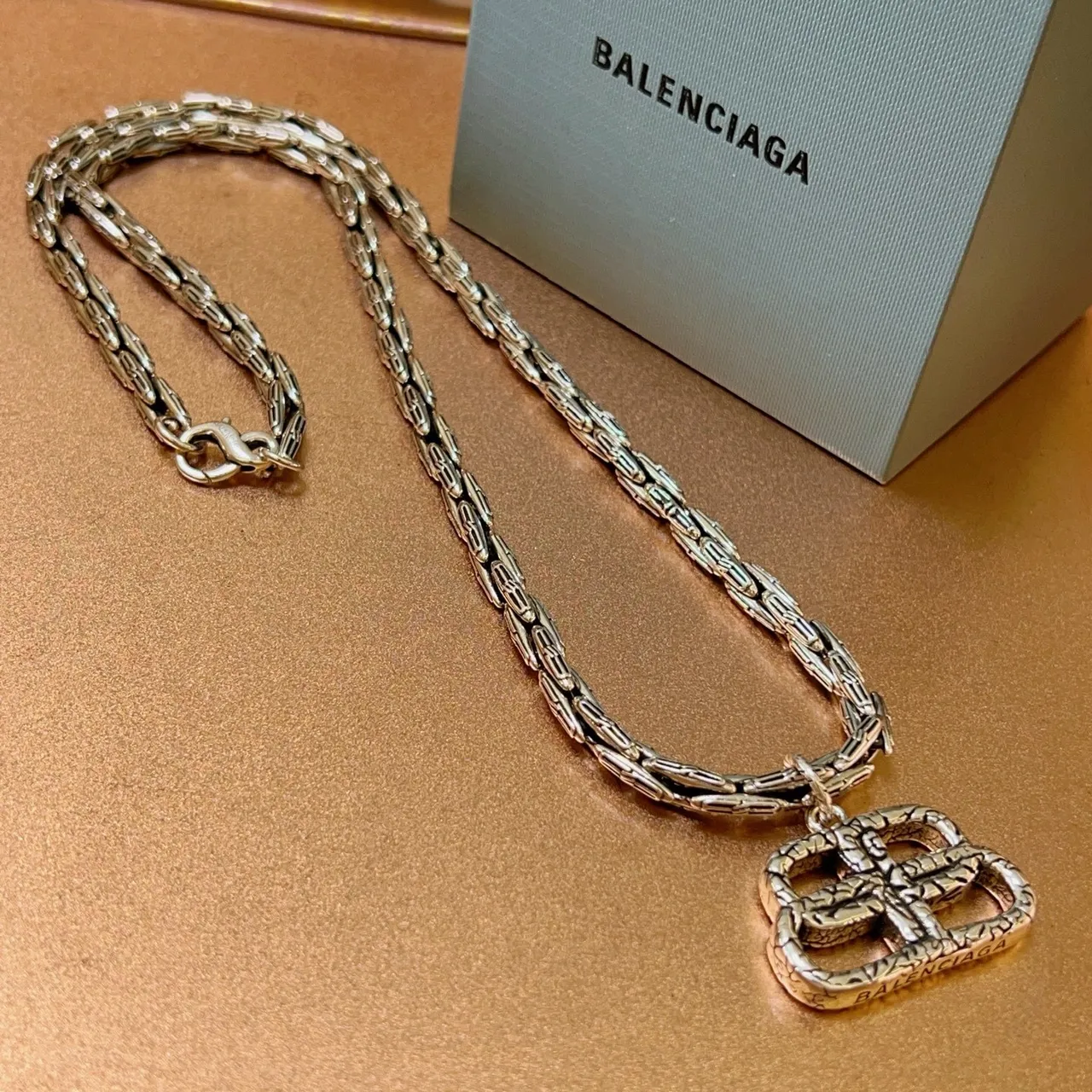Balenciaga motif boucle chaîne collier ton argent 4