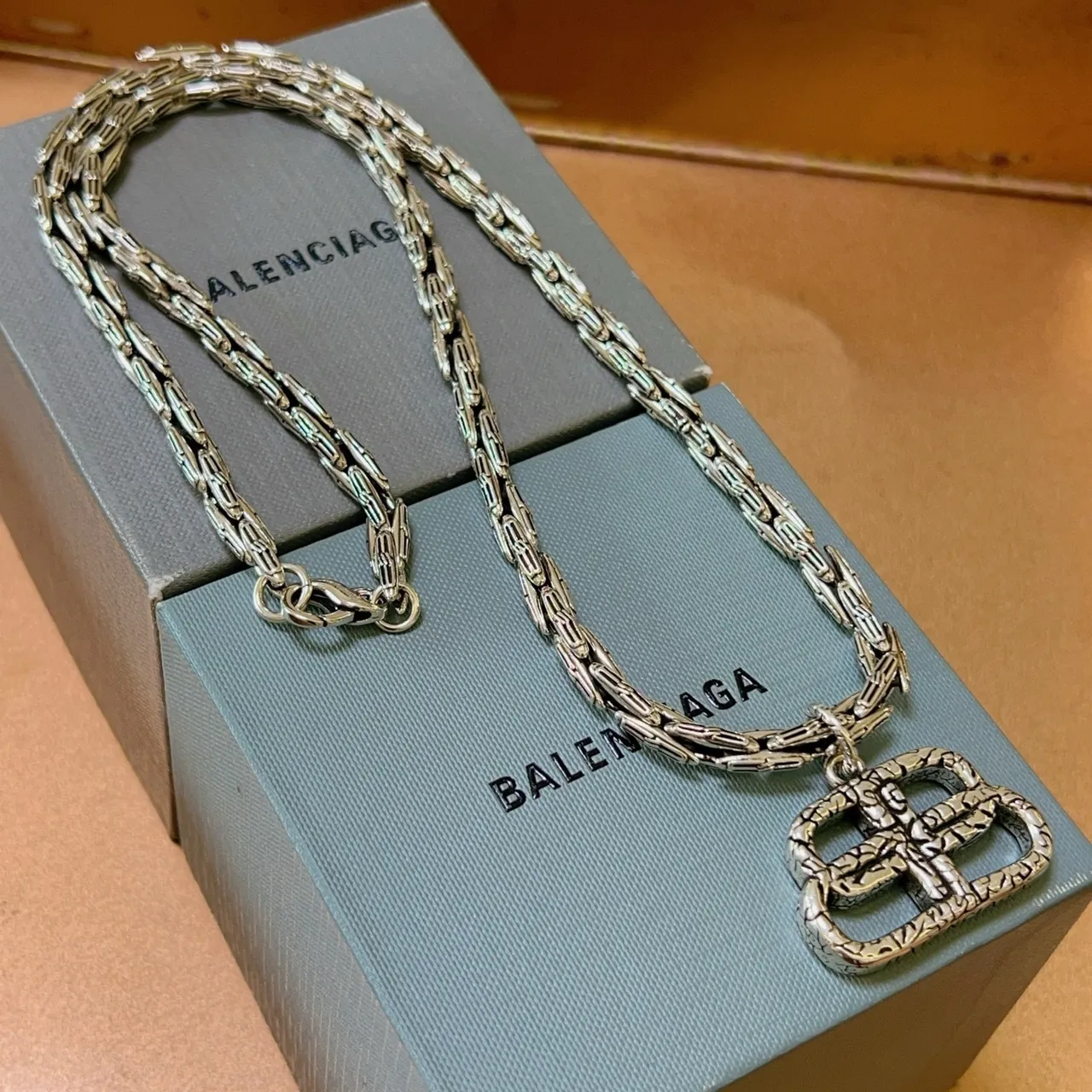 Balenciaga motif boucle chaîne collier ton argent 9