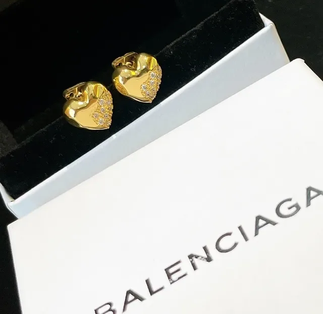 Balenciaga Brincos metálicos dourados e prateados com forma de coração esculpida 2