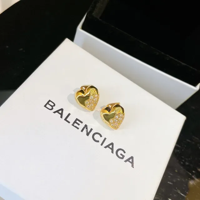 Balenciaga Brincos metálicos dourados e prateados com forma de coração esculpida 3