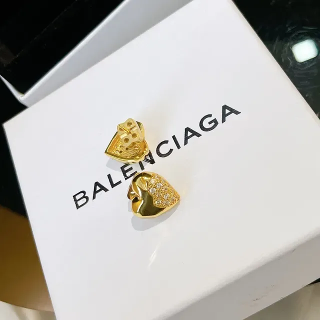Balenciaga Brincos metálicos dourados e prateados com forma de coração esculpida 4