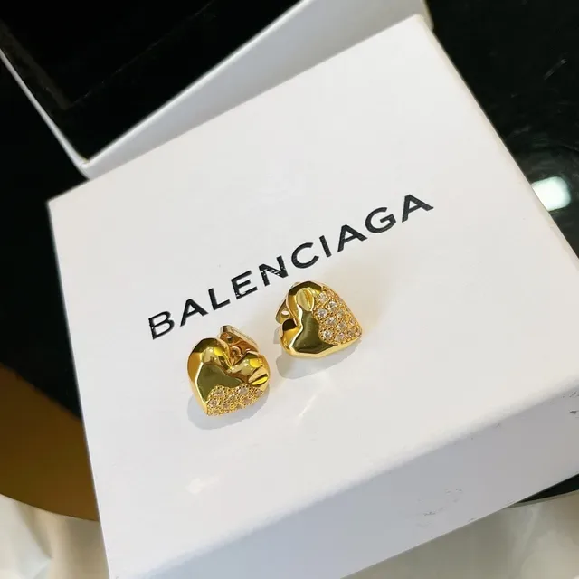 Balenciaga Brincos metálicos dourados e prateados com forma de coração esculpida 5