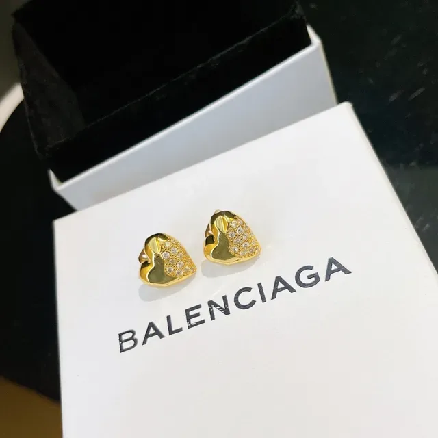 Balenciaga Brincos metálicos dourados e prateados com forma de coração esculpida 6