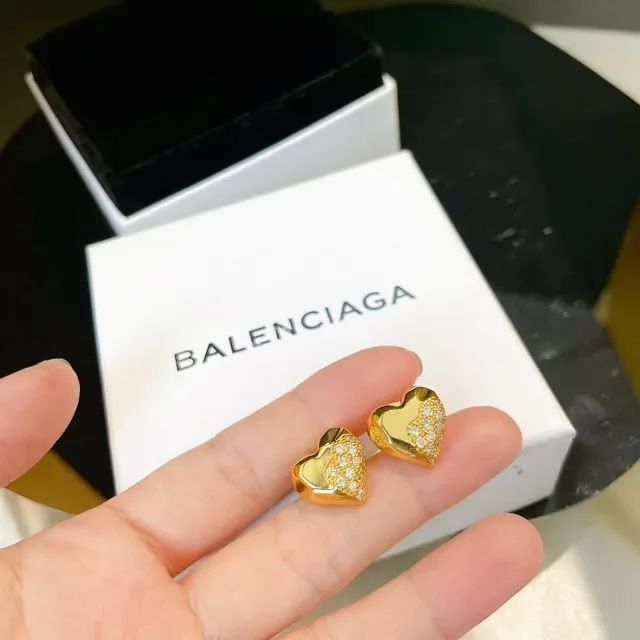 Balenciaga Brincos metálicos dourados e prateados com forma de coração esculpida 7