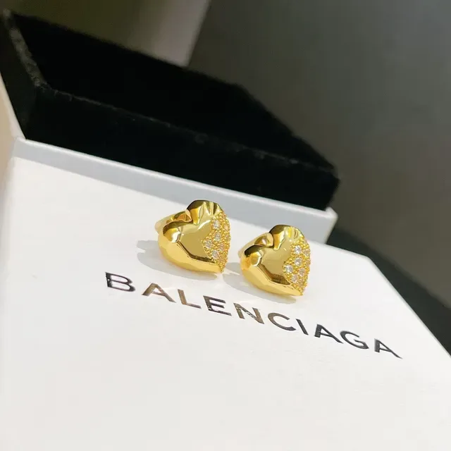 Balenciaga Brincos metálicos dourados e prateados com forma de coração esculpida 8