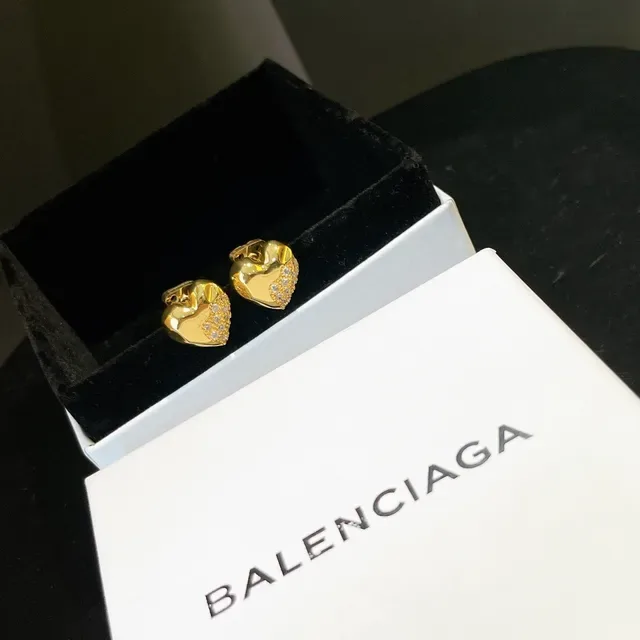 Balenciaga Brincos metálicos dourados e prateados com forma de coração esculpida 9