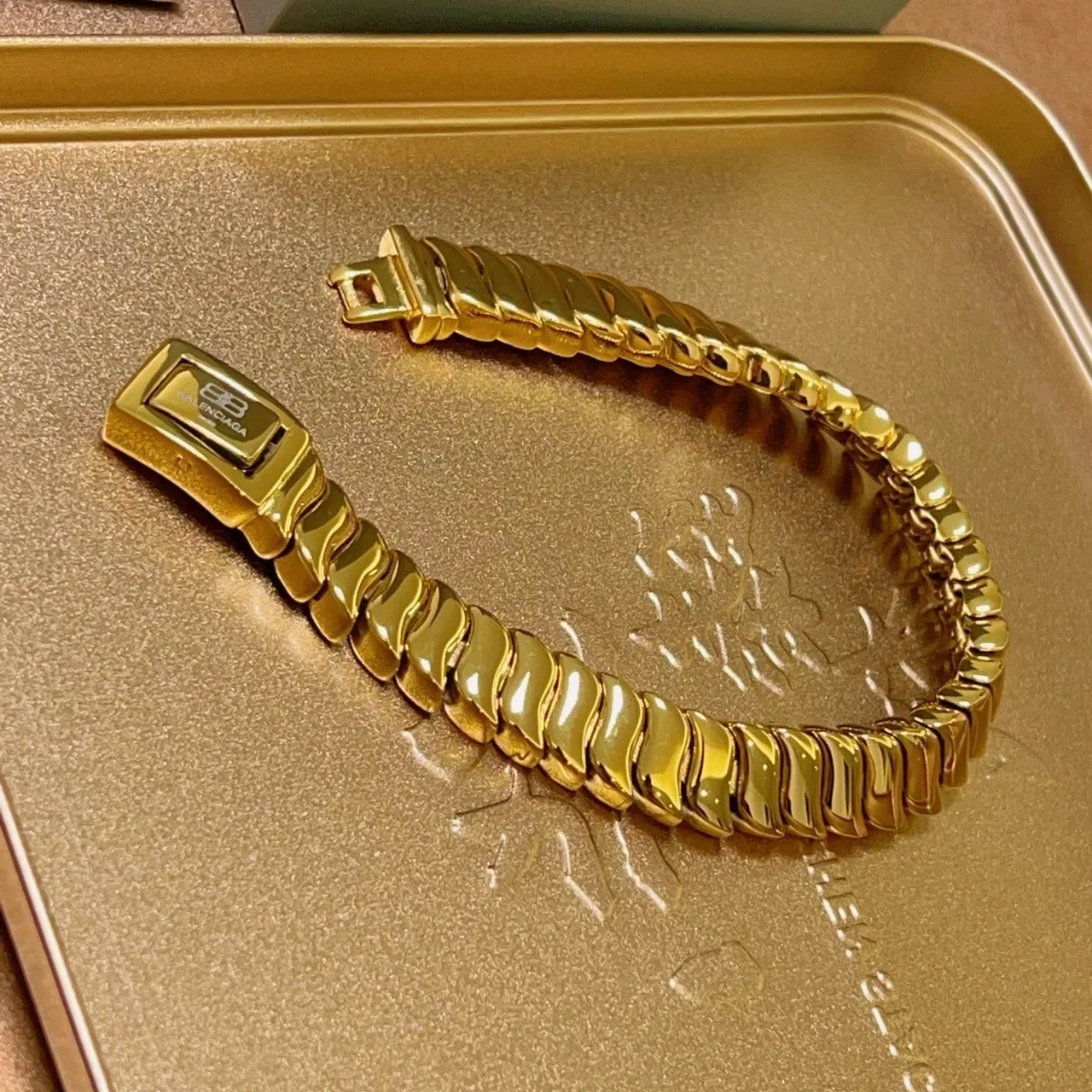 Balenciaga Pulseira de eslabões articulados tom dourado 2