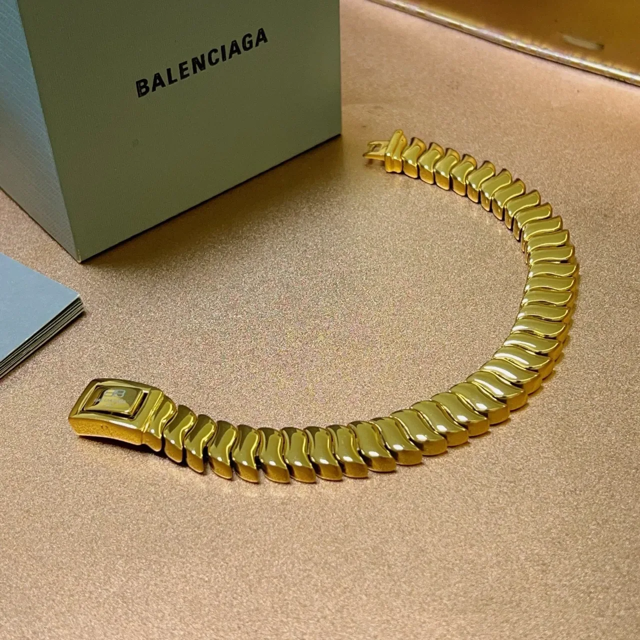 Balenciaga Pulseira de eslabões articulados tom dourado 3