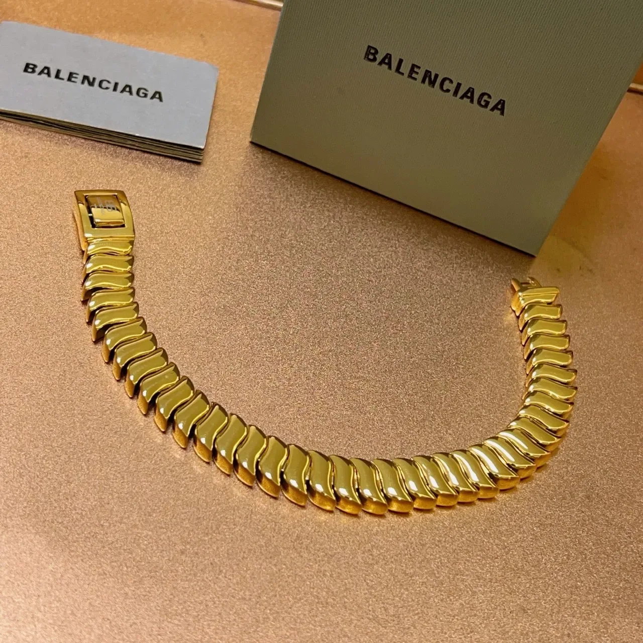 Balenciaga Pulseira de eslabões articulados tom dourado 6