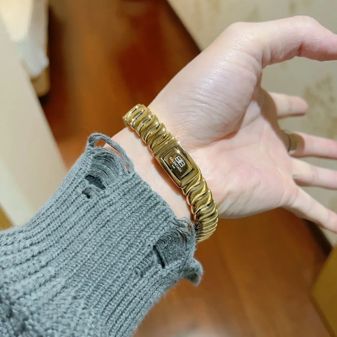 Balenciaga Pulseira de eslabões articulados tom dourado 7