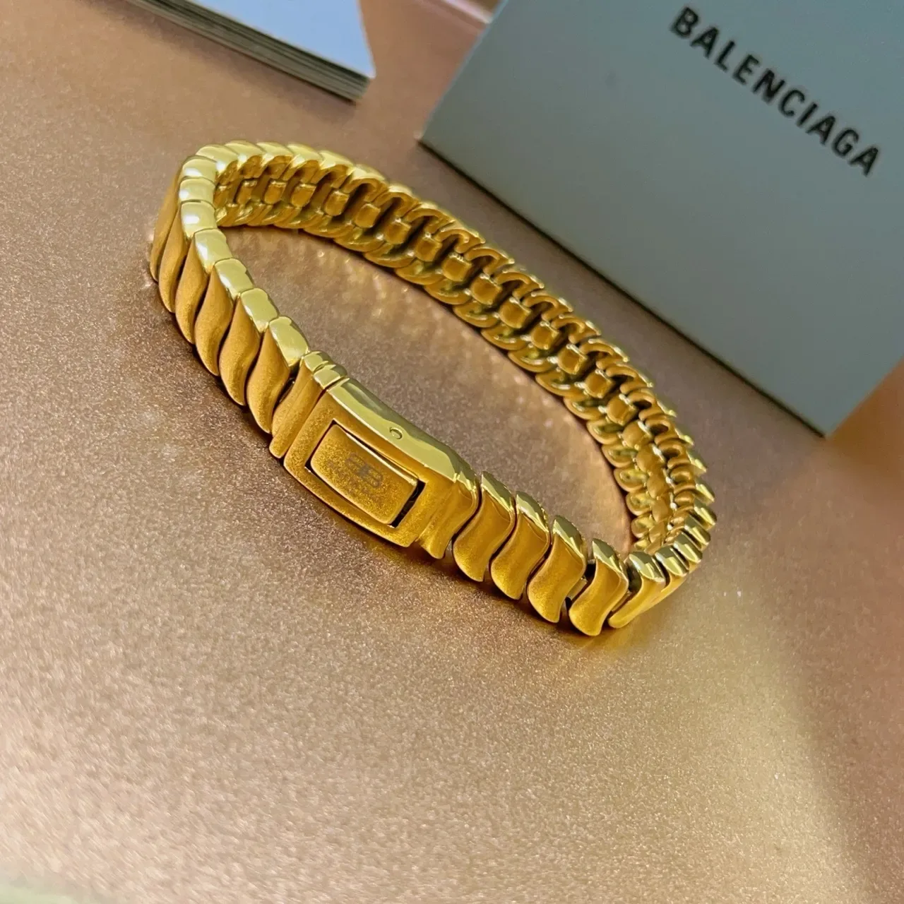 Balenciaga Pulseira de eslabões articulados tom dourado 9