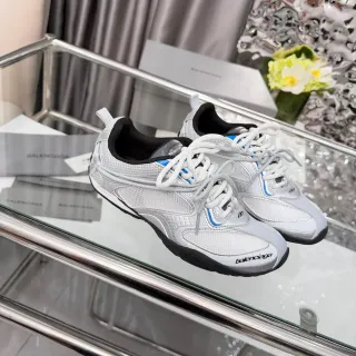 Balenciaga ग्रे और नीला मेश और सिंथेटिक ओवरले निर्माण लो-टॉप रनर सिल्हूट लाइफस्टाइल स्नीकर