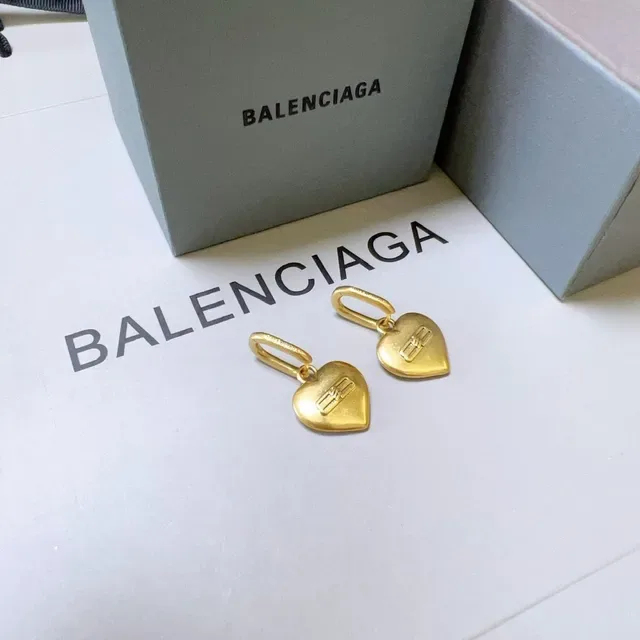 Balenciaga أقراط لوجو قلب ذهبي 5