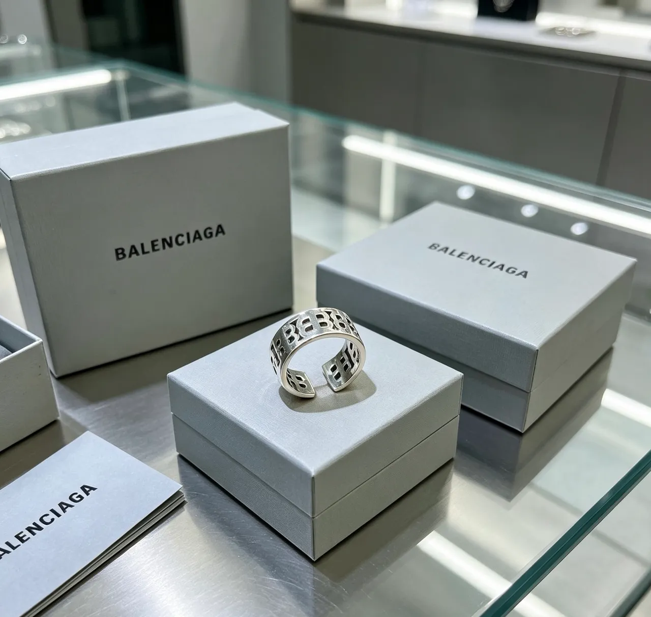 Anel Balenciaga Logo Recortado Prateado Faixa Aberta 3