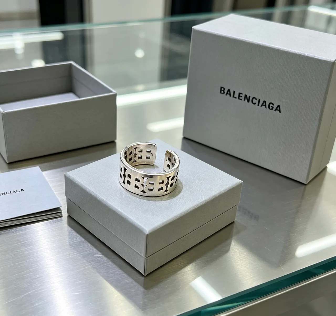 Anel Balenciaga Logo Recortado Prateado Faixa Aberta 4