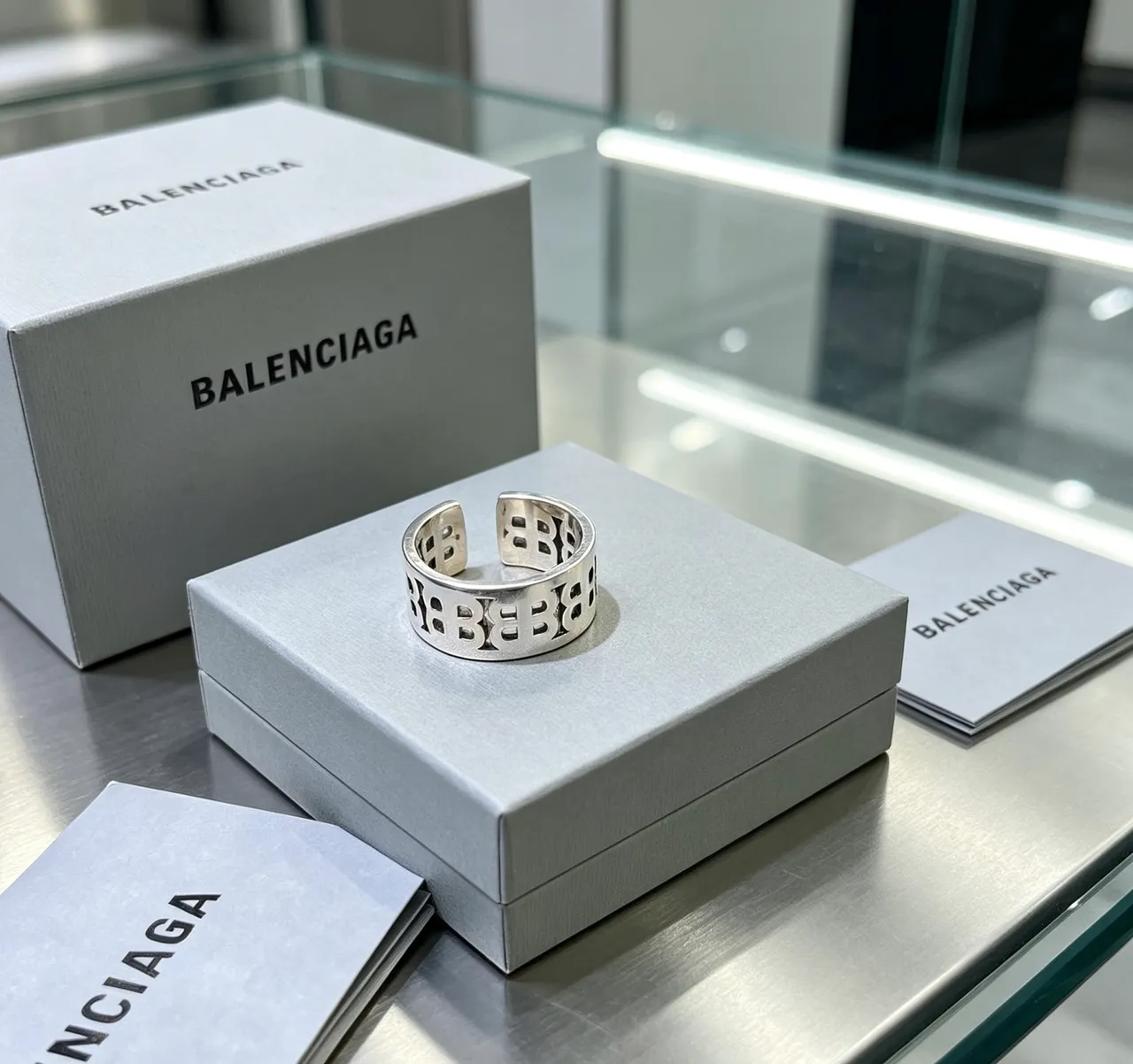 Anel Balenciaga Logo Recortado Prateado Faixa Aberta 7