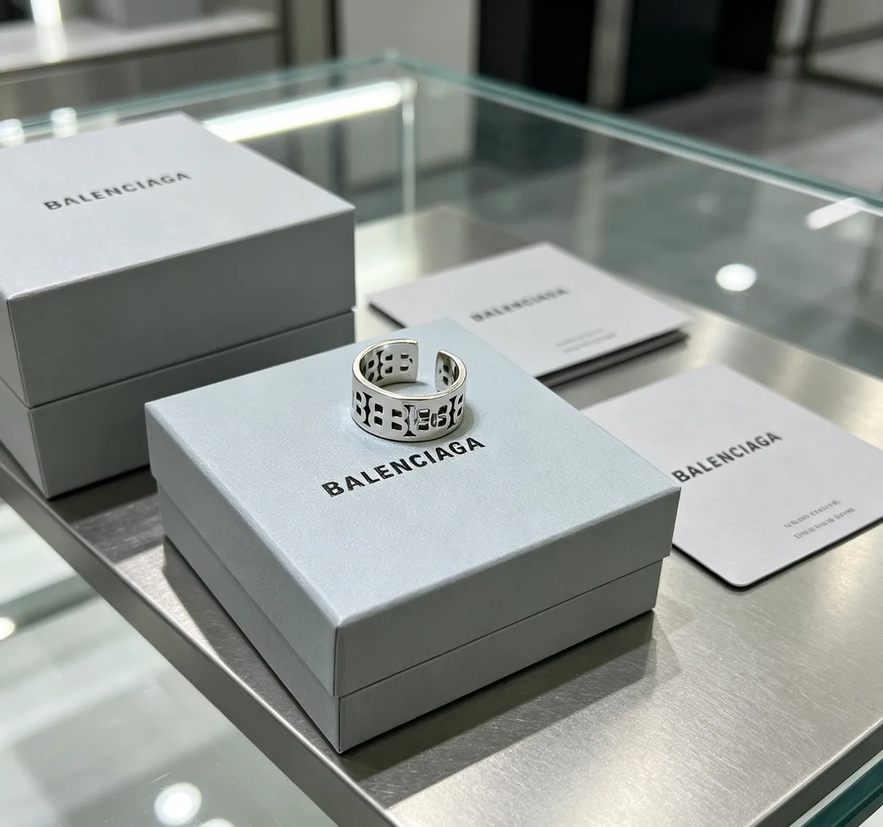Anel Balenciaga Logo Recortado Prateado Faixa Aberta 9