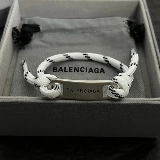 Balenciaga Pulseira de Corda e Placa Gravada 3