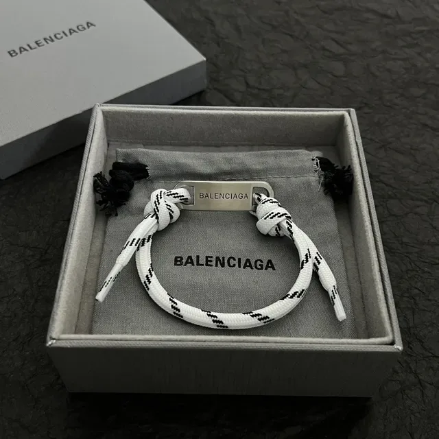 Balenciaga Pulseira de Corda e Placa Gravada 4