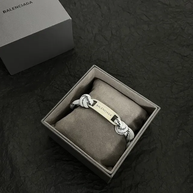 Balenciaga Pulseira de Corda e Placa Gravada 5