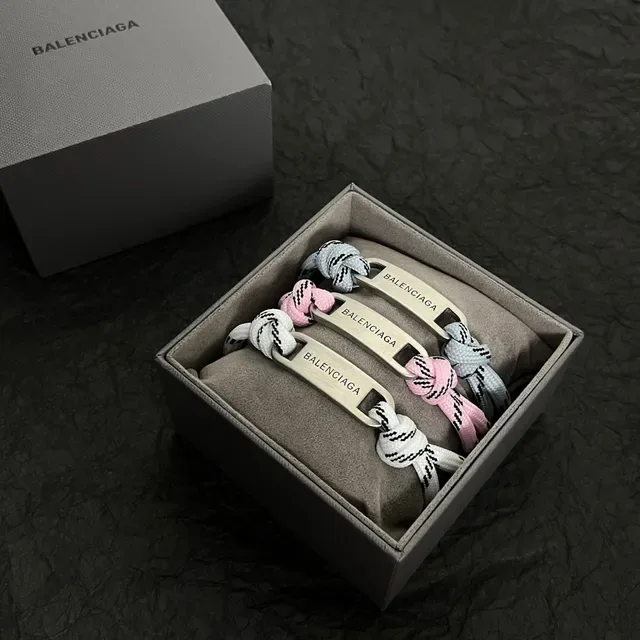 Balenciaga Pulseira de Corda e Placa Gravada 6