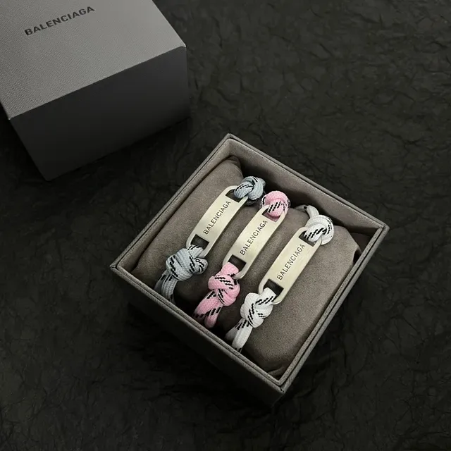 Balenciaga Pulseira de Corda e Placa Gravada 7