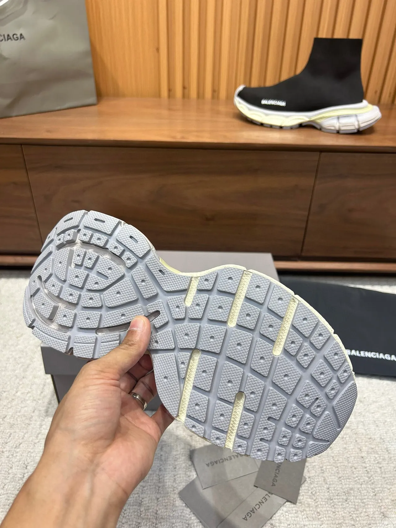 Balenciaga Speed Trainer 黑色和米色厚底运动鞋 2