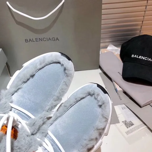Balenciaga Speed Trainer أحذية رياضية سميكة بلون أزرق فاتح رمادي فراء اصطناعي 2
