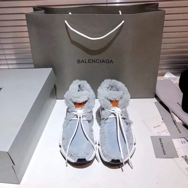 Balenciaga Speed Trainer أحذية رياضية سميكة بلون أزرق فاتح رمادي فراء اصطناعي 9
