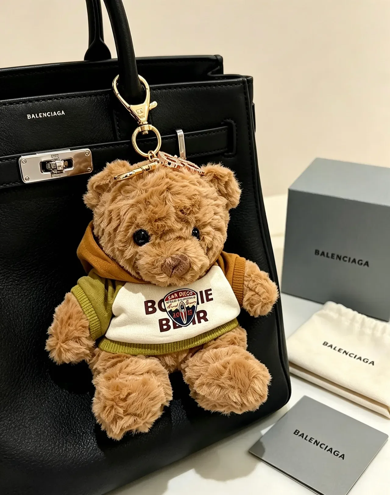 Balenciaga bolso estructurado de cuero negro con asa superior 5