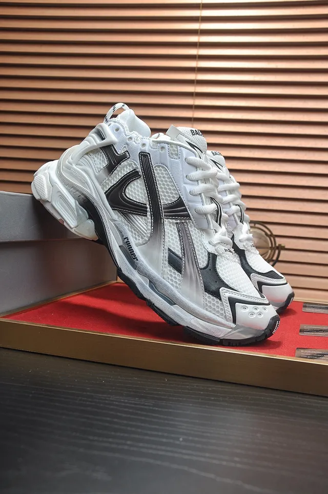 Balenciaga zapatillas blancas negras con upper de malla y sintético oversized sculpted midsole chunky sneakers 2