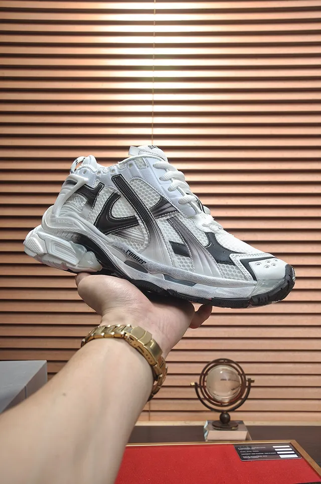 Balenciaga zapatillas blancas negras con upper de malla y sintético oversized sculpted midsole chunky sneakers 3