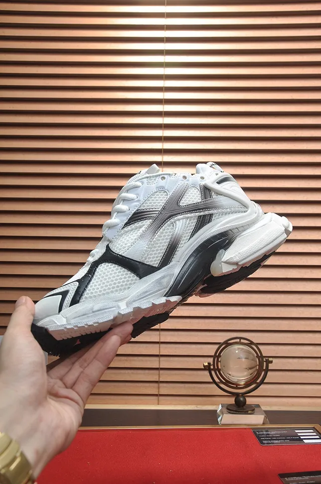 Balenciaga zapatillas blancas negras con upper de malla y sintético oversized sculpted midsole chunky sneakers 5