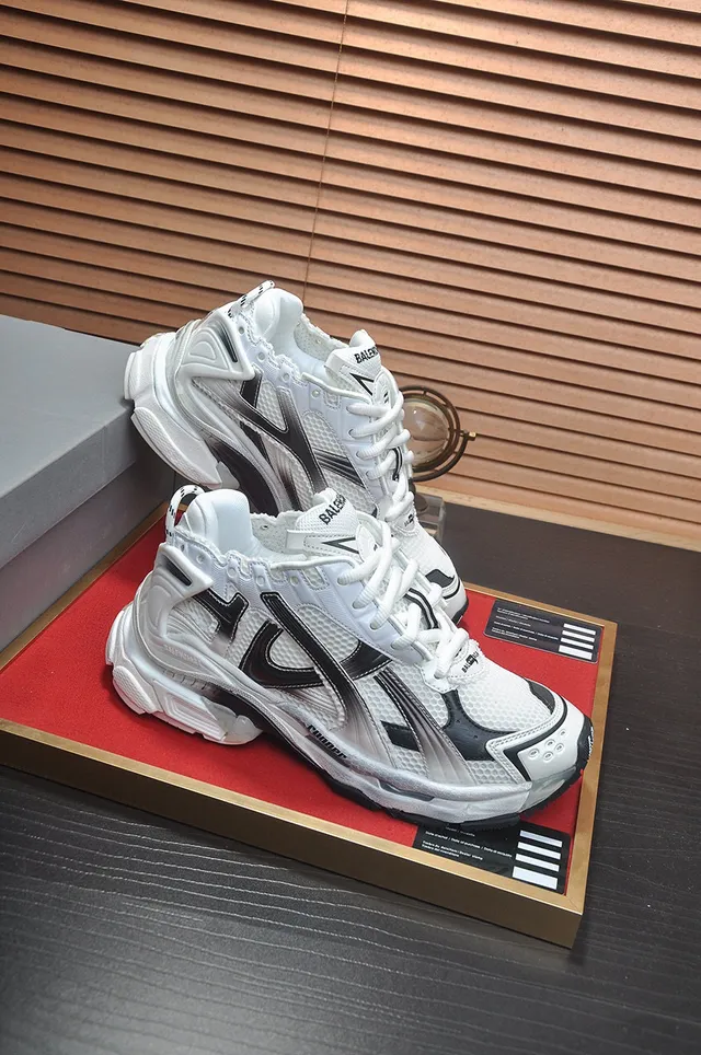 Balenciaga zapatillas blancas negras con upper de malla y sintético oversized sculpted midsole chunky sneakers 6