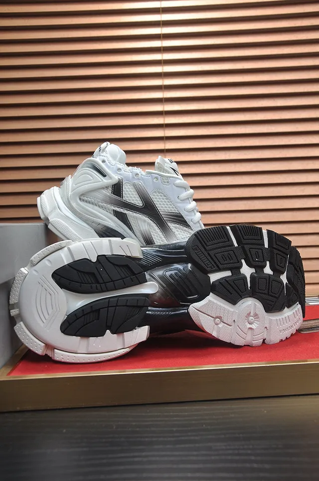 Balenciaga zapatillas blancas negras con upper de malla y sintético oversized sculpted midsole chunky sneakers 7